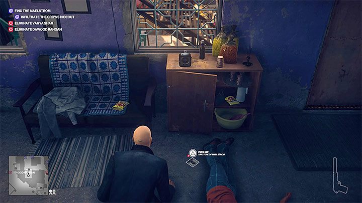 The radio will get the attention of the man talking on the phone - Hitman 2: Maelstrom - how to identify? - Chasing a Ghost walkthrough - Chasing a Ghost (Mumbai) - Hitman 2 Guide