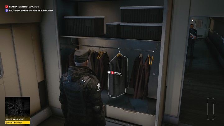 Once you enter the office compartment, change into the outfit hanging on the hanger so as not to arouse the suspicion of the guards and other employees, and then go through several carriages - Hitman 3: Eliminating Arthur Edwards Carpathian Mountains, walkthrough - Untouchable - Carpathian Mountains - Hitman 3 Guide