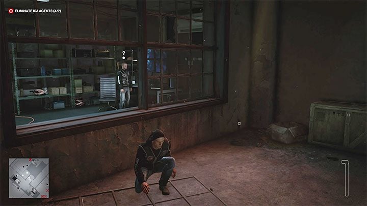A good way to "clear" the room is to throw objects on the other side of the glass wall - Hitman 3: Monitoring - how and where to sabotage it? - Apex Predator - Berlin - Hitman 3 Guide