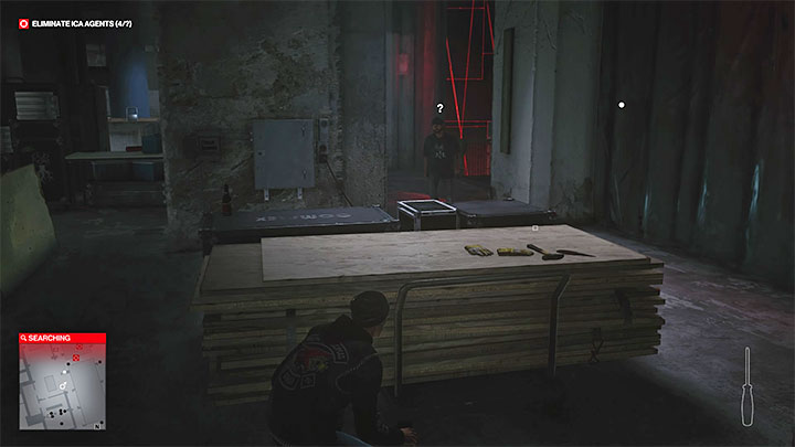 Unfortunately, attacking Banner will alert the two technicians standing next to him - Hitman 3: Assassination of Agent Banner (The Wall) - Berlin, walkthrough - Apex Predator - Berlin - Hitman 3 Guide