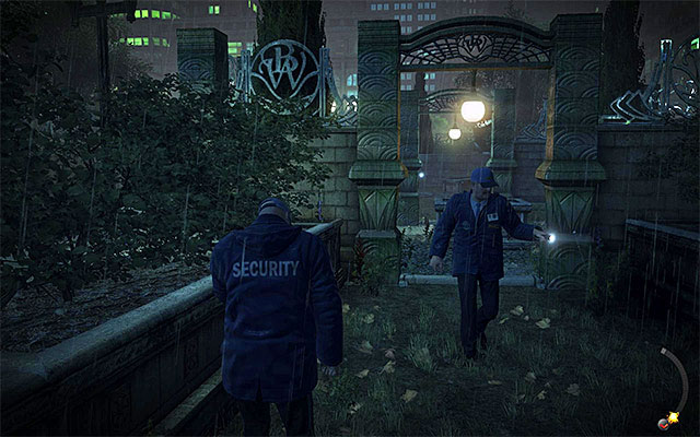 If youve chosen the right passage, stay alerted because on higher difficulty levels a single guard with a flashlight will suddenly rush towards you (screen above) - Blackwater Park - Exploring surroundings of the residential building | 18: Blackwater Park - 18: Blackwater Park - Hitman: Absolution Game Guide