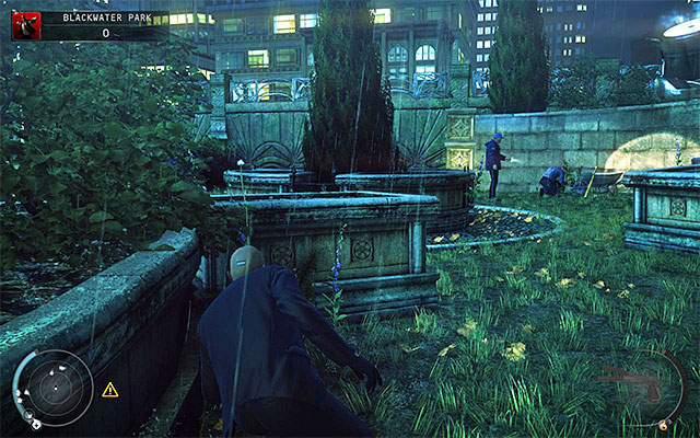 The best way to get to the back of the residential building is a path shown on the screen 1, but you do not have to hurry - Blackwater Park - Exploring surroundings of the residential building | 18: Blackwater Park - 18: Blackwater Park - Hitman: Absolution Game Guide
