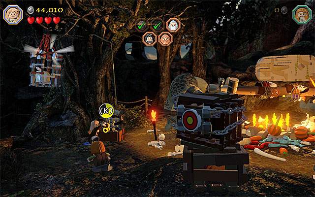 Use the knob to destroy the cage with the prisoner - Stage 4 (Roast Mutton): Rescue the allies | Walkthrough | LEGO The Hobbit - Walkthrough - LEGO The Hobbit Game Guide & Walkthrough
