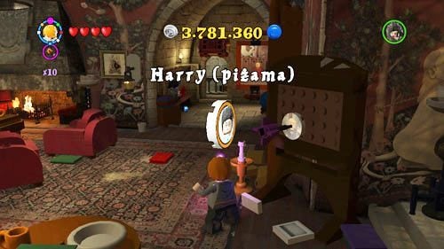 Throw the dart at Dracos portrait to receive Harry (pajamas) token - Harry Potter Years 5-7: Tokens - Hogwarts, part 2 - Tokens - LEGO Harry Potter Years 5-7 Guide