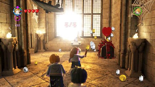 There are four chandeliers hanging from the ceiling - Harry Potter Years 5-7: Tokens - Hogwarts, part 3 - Tokens - LEGO Harry Potter Years 5-7 Guide