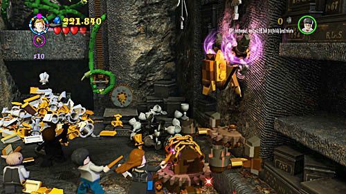 Then approach the two swords hanging on the right, remove them from the wall - Harry Potter Years 5-7: The Thiefs Downfall - Year 7 - LEGO Harry Potter Years 5-7 Guide