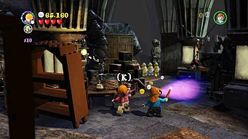 Switch to Ron and use Deluminator to take the light from the lamp - Harry Potter Years 5-7: Fiendfyre Frenzy - Year 7 - LEGO Harry Potter Years 5-7 Guide