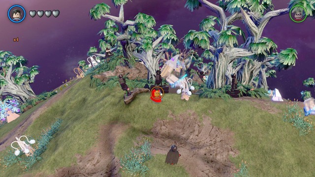 As Brainiac, approach the statues that you can see in the picture and start shrinking every one - Characters and vehicles - Nok - secrets - LEGO Batman 3: Beyond Gotham - Game Guide and Walkthrough