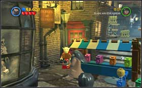 Once on the alley, shoot the colourful boxes - chain pieces will fall out of the red one - LEGO Harry Potter Years 1-4: Year 2 Part 1 - Walkthrough - Walkthrough - LEGO Harry Potter Years 1-4 Guide & Walkthrough