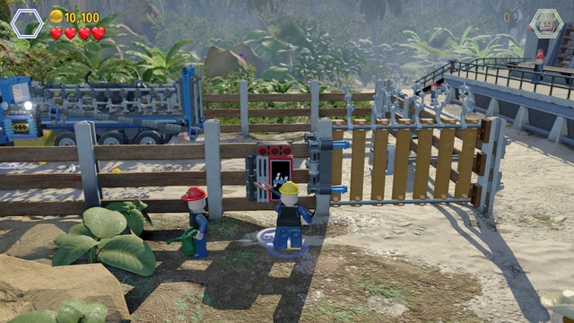 As the blue uniform worker, approach the cage and charge the energy to activate it - Welcome to Jurassic Park | Jurassic Park - walkthrough - Jurassic Park - walkthrough - LEGO Jurassic World Game Guide & Walkthrough