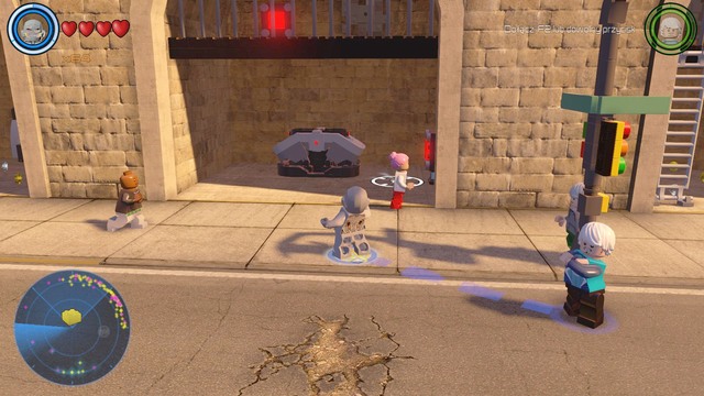 Under the road you will find an inactive container and a button - Golden bricks - Central Manhattan - secrets - LEGO Marvels Avengers - Game Guide and Walkthrough