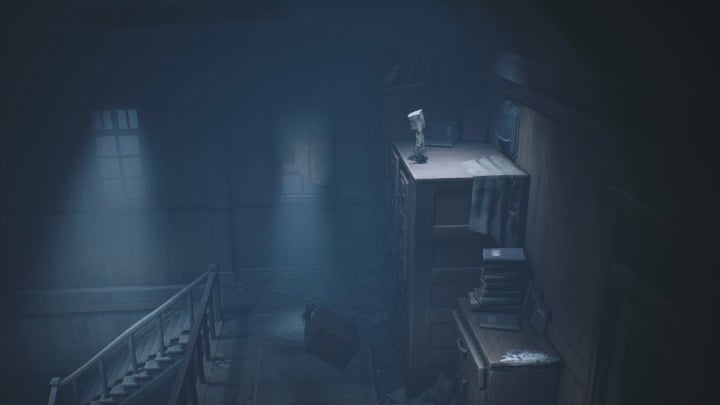 In order for Six to get to the top, you must push down the box lying on the bookcase - Little Nightmares 2: Escape from School - Chapter 2 Orphanage walkthrough - Chapter 2 - Orphanage - Little Nightmares 2 Guide