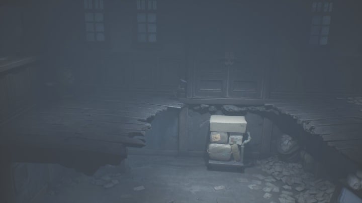 While moving forward, you will realize how necessary the cart is - Little Nightmares 2: TVs - Chapter 4 walkthrough - Chapter 4 - Getting to the Tower - Little Nightmares 2 Guide