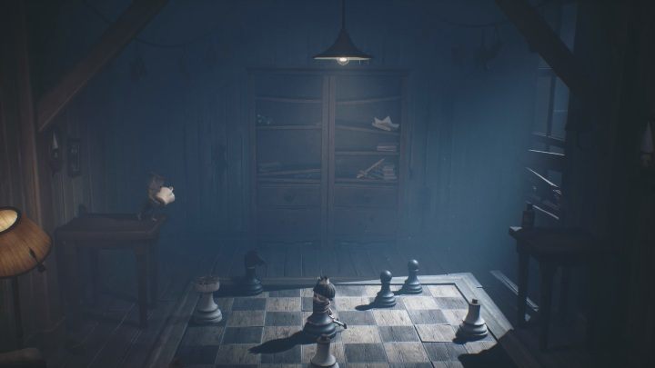 To get to the top of the king piece, you have to jump on the cabinet - Little Nightmares 2: Chess puzzle - how to get the key? - Puzzles - Little Nightmares 2 Guide
