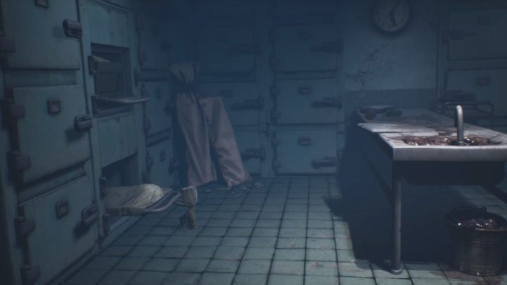 Start by pulling out the stretcher lying on the left, the one at the bottom - Little Nightmares 2: Escape - Chapter 3 Hospital walkthrough - Chapter 3 - Hospital - Little Nightmares 2 Guide