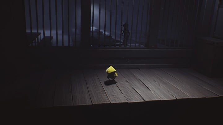 The mysterious creature will give the protagonist something to eat. - Little Nightmares: The looking eye and pestering hunger - walkthrough - The Prison - Little Nightmares Game Guide
