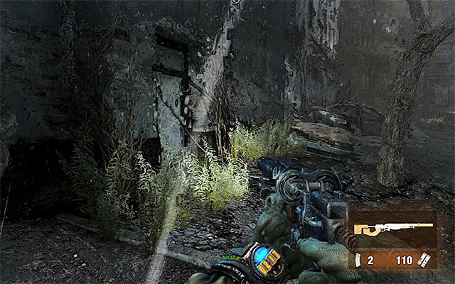 On the left side of the yard, there is another, optional, entrance to a building, which can be explored - Explore the Dead City and find a way into Red Square | Chapter 26: The Dead City - Chapter 26: The Dead City - Metro: Last Light Game Guide