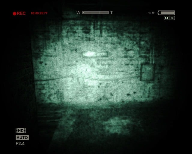 At this fork, turn right - Administration Block | Walkthrough - Walkthrough - Outlast Game Guide & Walkthrough
