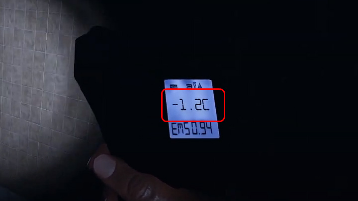 Turn on the thermometer and check the rooms in the building to find out in which room the ghost is - Phasmophobia: Low temperature - how to get evidence? - FAQ - Phasmophobia Guide