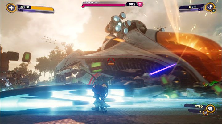 Seekerpede often performs powerful sweeps with its upper limbs - Ratchet & Clank Rift Apart: Seekerpede, Sargasso - how to beat the boss? - Bosses - Ratchet & Clank Rift Apart Guide