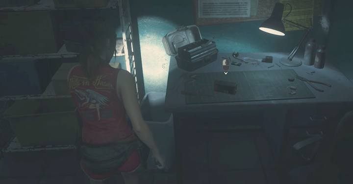 Use the cutting tool to open the locked door - Collect 3 medallions task | Police station in Resident Evil 2 - Walkthrough - Resident Evil 2 Guide
