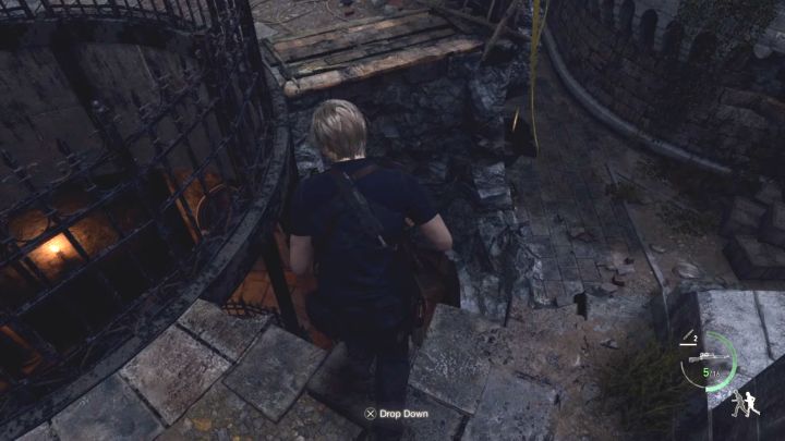 In the part of the walls you currently are, find the place to jump down to the lower level - the picture shows it - Resident Evil 4 Remake: How to destroy the catapults? - Campaign - Resident Evil 4 Remake Guide