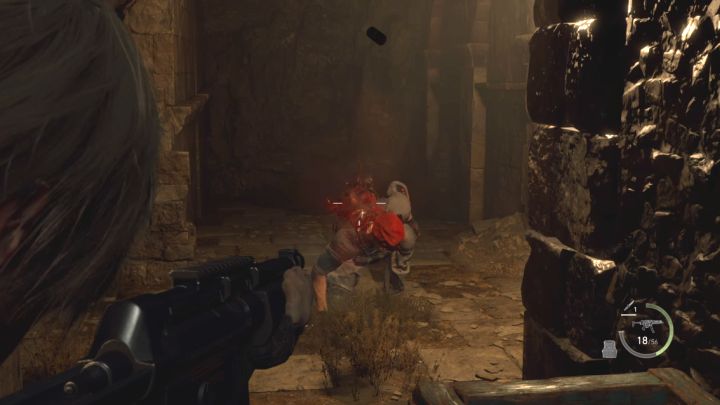 Shortly after jumping down, Krauser will appear behind Leon - Resident Evil 4 Remake: How to defeat Jack Krauser again (Chapter 14)? - Bosses - Resident Evil 4 Remake Guide