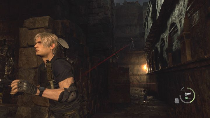 Defuse more laser traps along the way (you need to position yourself so that you can spot the explosive charges) - Resident Evil 4 Remake: How to defeat Jack Krauser again (Chapter 14)? - Bosses - Resident Evil 4 Remake Guide
