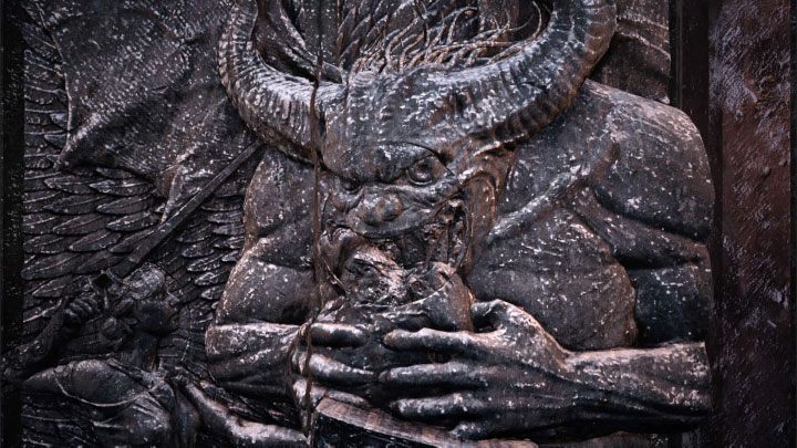 2) Place the Demon Crest in the top slot and start rotating it to match the rest of the design - Resident Evil Village: Opening of the gate to the castle - Demon Crest, Maiden Crest - Solutions to puzzles - Resident Evil Village Guide