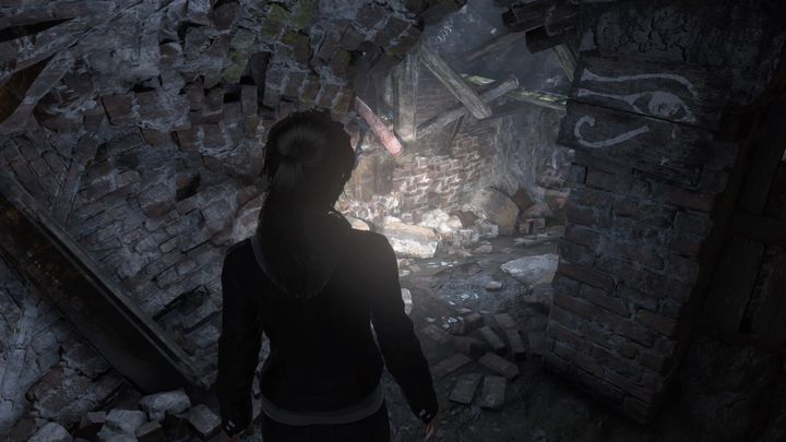 Further path leads through the short corridor filled with broken pieces of the base of the building. - Rise of the Tomb Raider, Blood Ties DLC: The road to the library walkthrough - Walkthrough | Blood Ties DLC - Rise of the Tomb Raider Guide